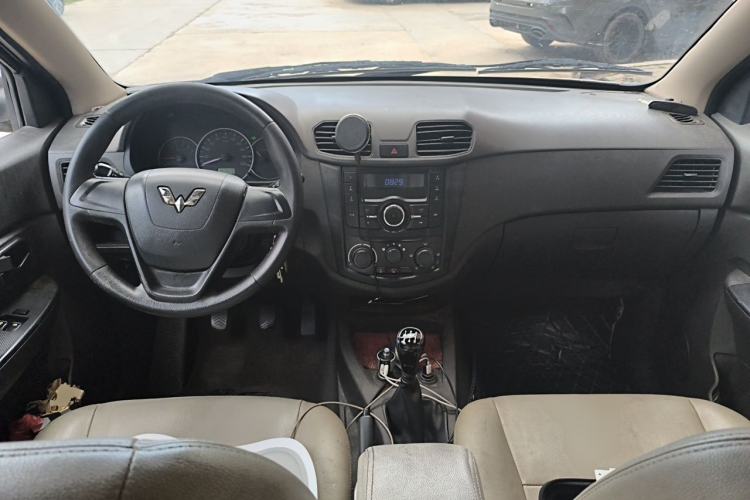 Used Wuling Hongguang 2014 1.5L Base Version Center Console