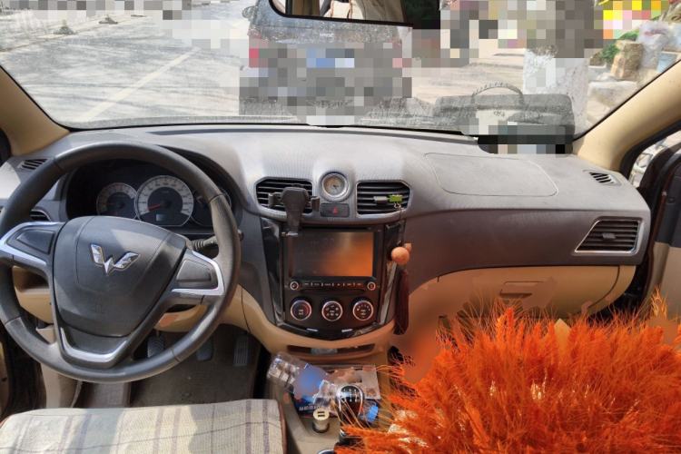 Used Wuling Hongguang 2014 1.5L S Luxury Model Center Console