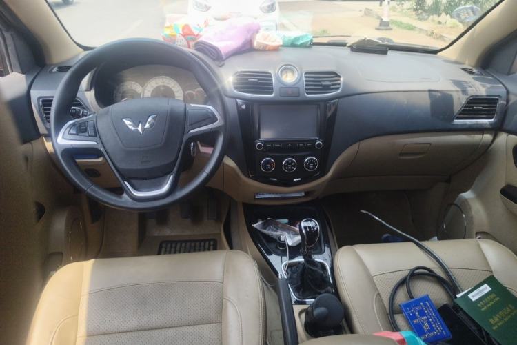 Used Wuling Hongguang 2014 1.5L S Luxury Model Center Console