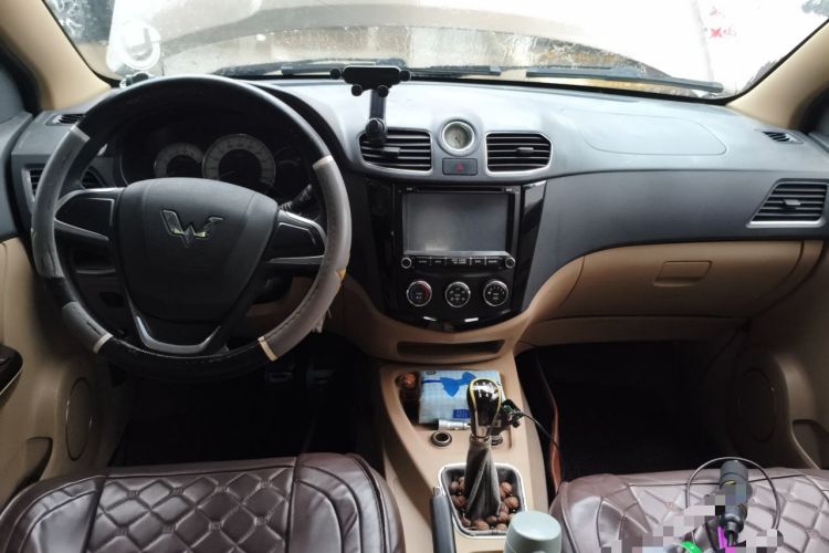 Used Wuling Hongguang 2014 1.5L S Comfort Model Center Console
