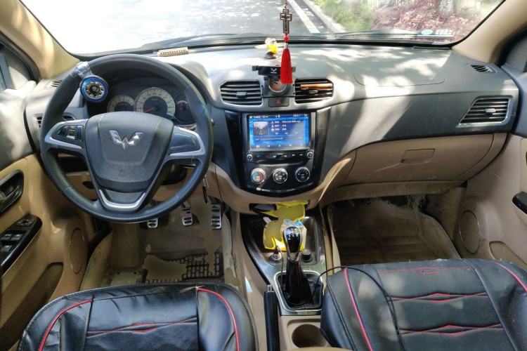 Used Wuling Hongguang 2014 1.5L S Luxury Model Center Console