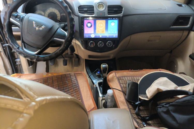 Used Wuling Hongguang 2014 1.5L S Luxury Model Center Console