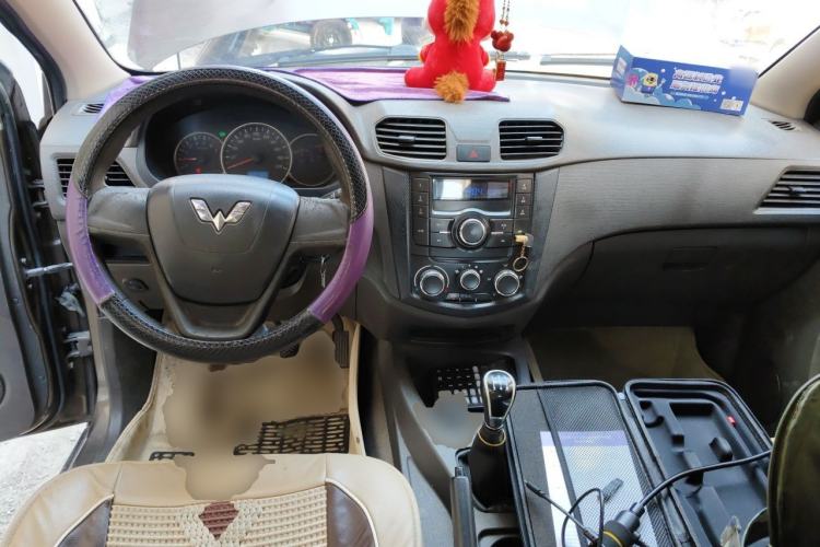 Used Wuling Hongguang 2014 1.2L S Standard Version China IV Standard Center Console