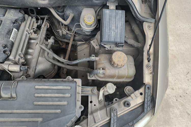 Used Wuling Hongguang 2014 1.5L Base Version Engine Bay Left