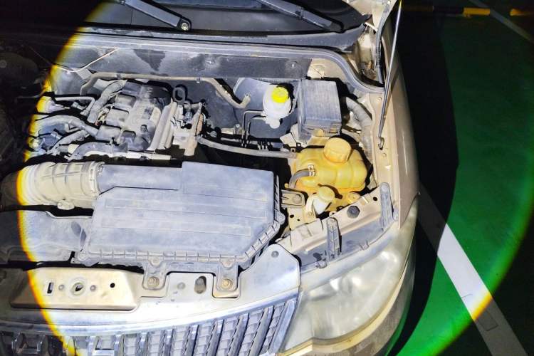 Used Wuling Hongguang 2014 1.5L Standard Version Engine Bay Left