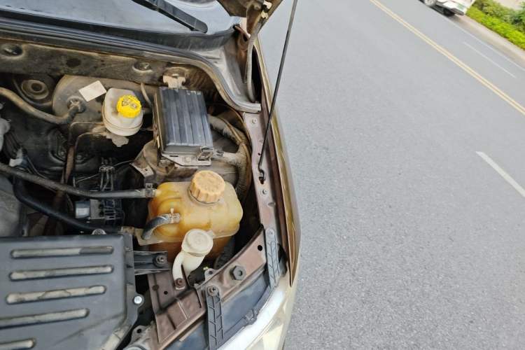 Used Wuling Hongguang 2014 1.5L S Standard Version Engine Bay Left