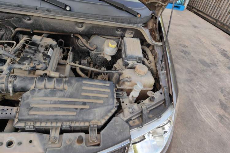 Used Wuling Hongguang 2014 1.5L S Standard Version Engine Bay Left