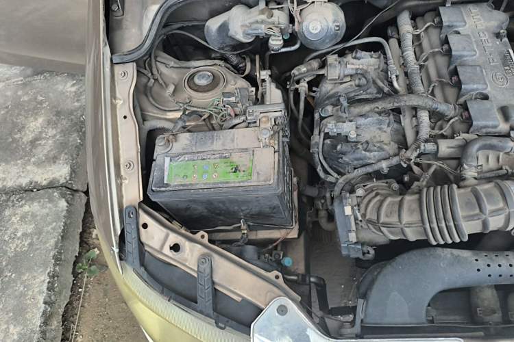 Used Wuling Hongguang 2014 1.5L Base Version Engine Bay Right