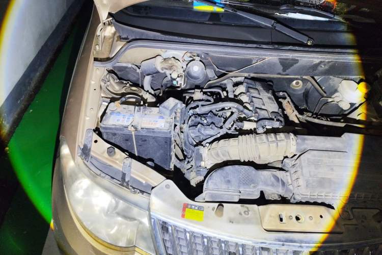 Used Wuling Hongguang 2014 1.5L Standard Version Engine Bay Right