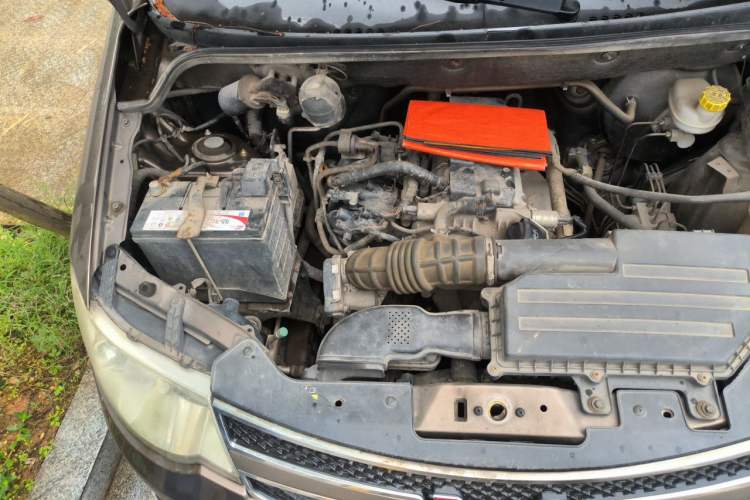 Used Wuling Hongguang 2014 1.5L S Standard Version Engine Bay Right