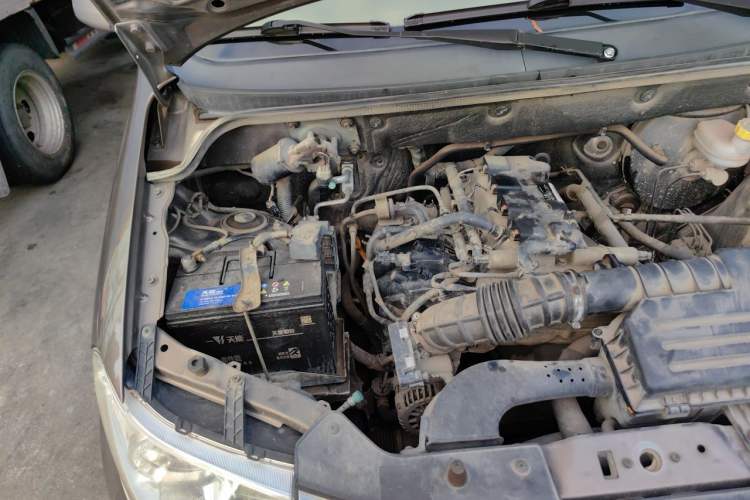 Used Wuling Hongguang 2014 1.5L S Standard Version Engine Bay Right