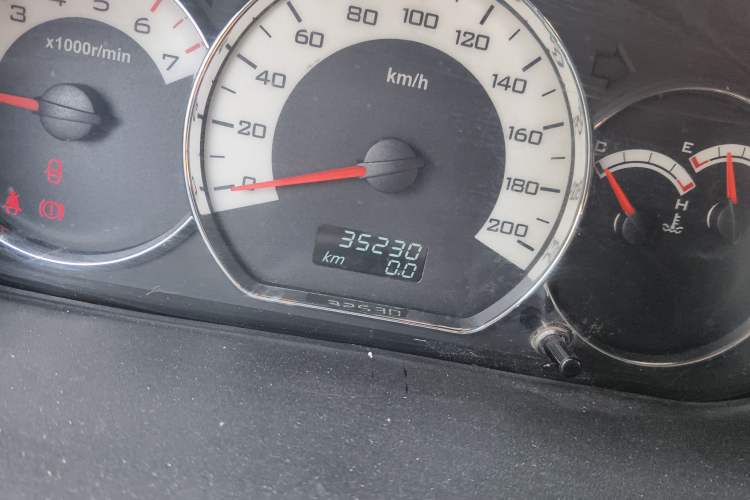 Used Wuling Hongguang 2014 1.5L S Luxury Model Odometer Close Up