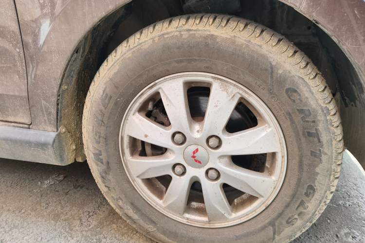 Used Wuling Hongguang 2014 1.5L S Luxury Model Right Front Wheel Hub