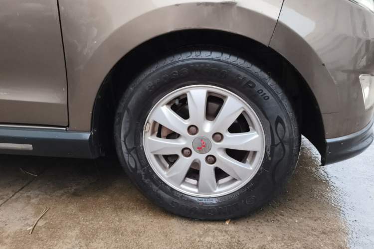 Used Wuling Hongguang 2014 1.5L S Comfort Model Right Front Wheel Hub