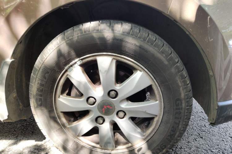 Used Wuling Hongguang 2014 1.5L S Luxury Model Right Front Wheel Hub