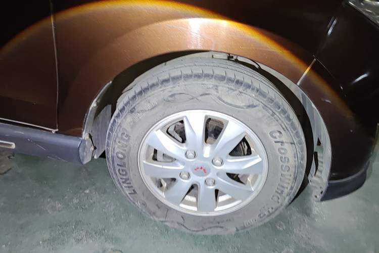 Used Wuling Hongguang 2014 1.5L S Comfort Model Right Front Wheel Hub