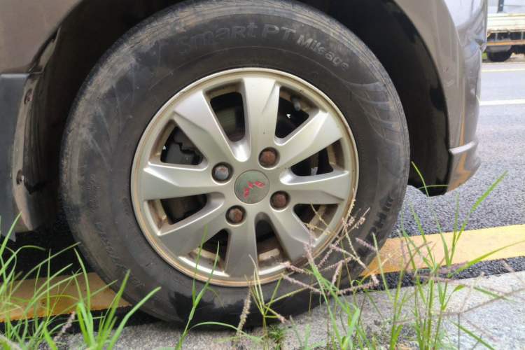 Used Wuling Hongguang 2014 1.5L S Standard Version Right Front Wheel Hub