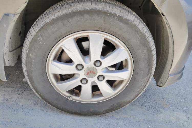 Used Wuling Hongguang 2014 1.2L S Standard Version China IV Standard Right Front Wheel Hub
