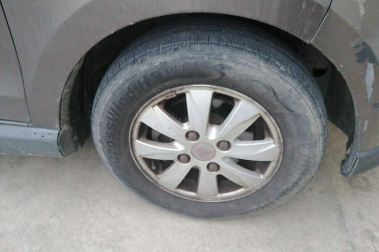 Used Wuling Hongguang 2014 1.5L S Comfort Model Right Front Wheel Hub