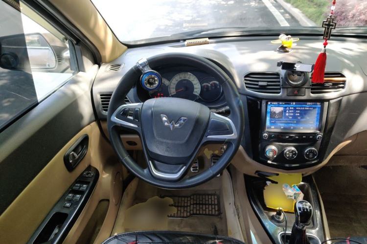 Used Wuling Hongguang 2014 1.5L S Luxury Model Steering Wheel