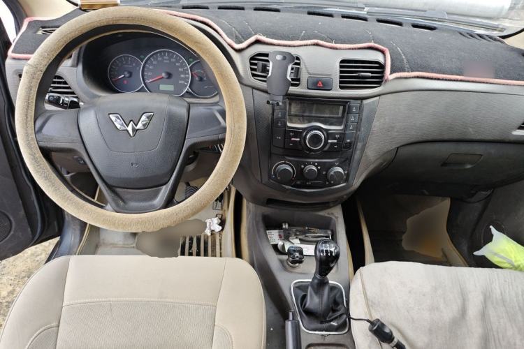 Used Wuling Hongguang 2014 1.5L Standard Version Center Console