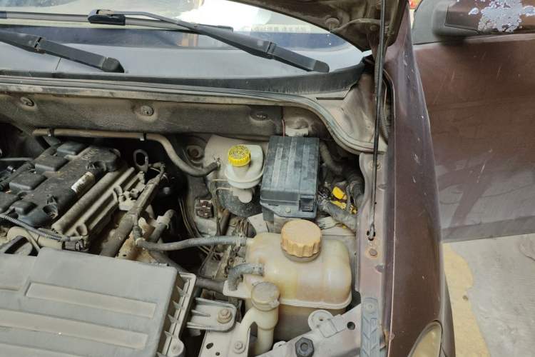 Used Wuling Hongguang 2014 1.5L S Standard Version Engine Bay Left