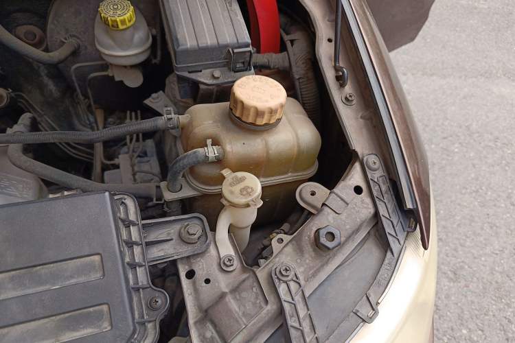 Used Wuling Hongguang 2014 1.5L S Standard Version Engine Bay Left