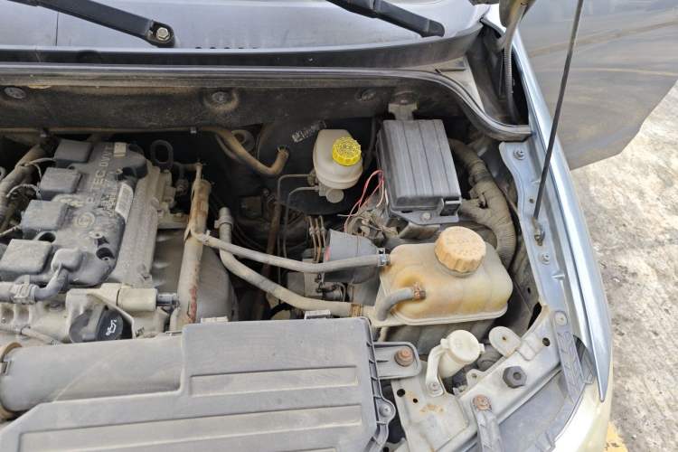 Used Wuling Hongguang 2014 1.5L Standard Version Engine Bay Left