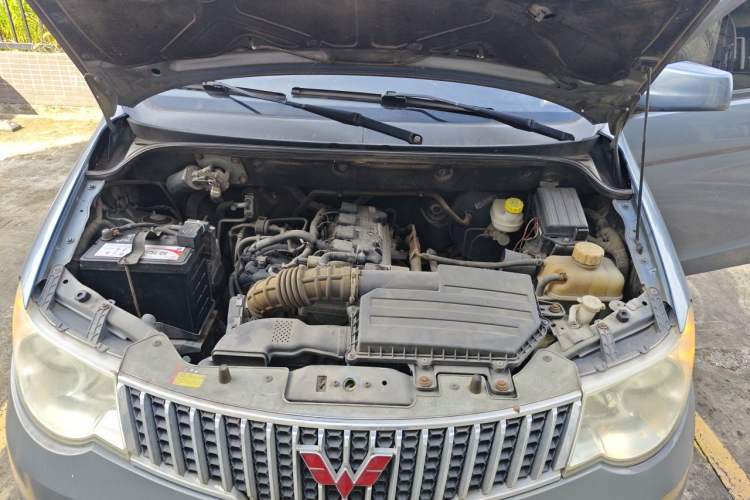 Used Wuling Hongguang 2014 1.5L Standard Version Engine Bay