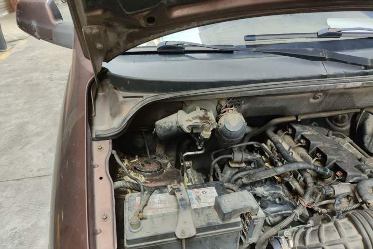 Used Wuling Hongguang 2014 1.5L S Standard Version Engine Bay Right