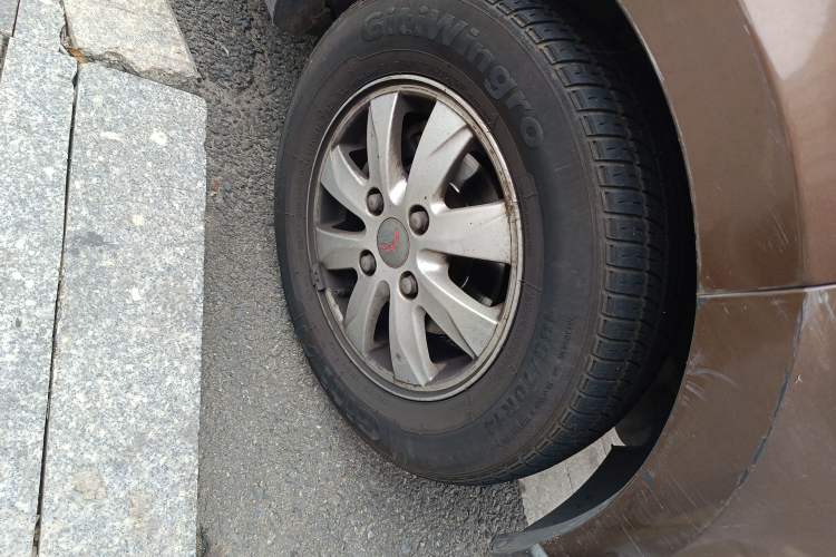 Used Wuling Hongguang 2014 1.5L S Standard Version Right Front Wheel Hub