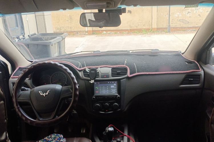 Used Wuling Hongguang 2014 1.2L Standard Model China IV Center Console