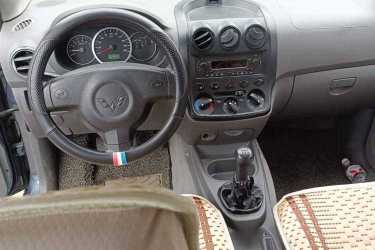 Used Wuling Hongguang 2014 1.2L Base Model China IV Center Console