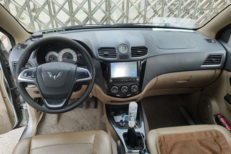Used Wuling Hongguang 2014 1.5L S Luxury Model Center Console