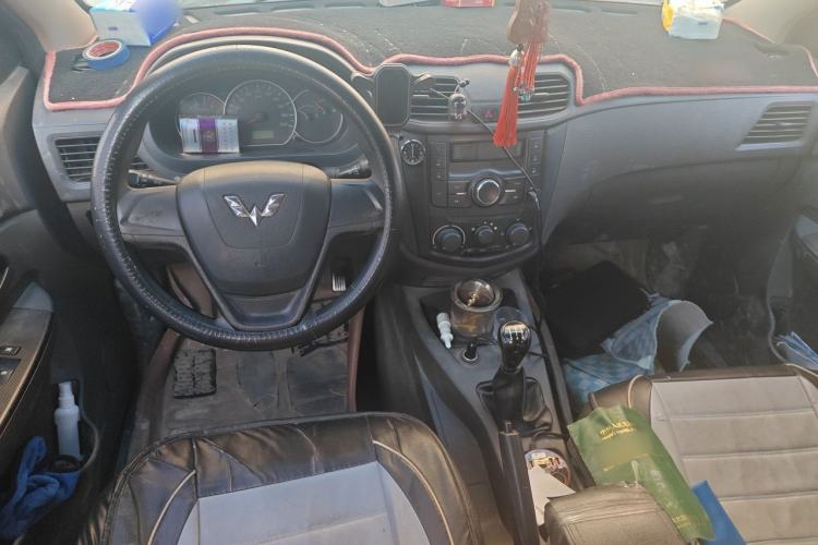 Used Wuling Hongguang 2014 1.2L Base Model China IV Center Console