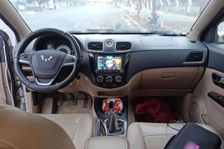 Used Wuling Hongguang 2014 1.5L S Luxury Model Center Console