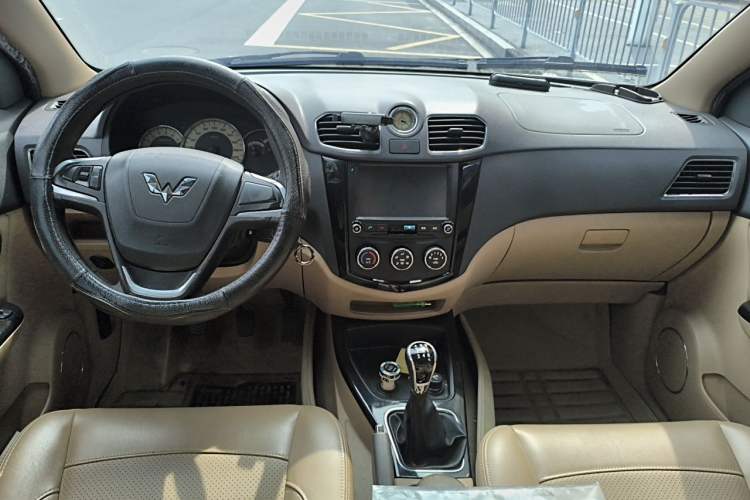 Used Wuling Hongguang 2014 1.5L S Luxury Model Center Console