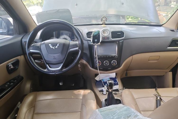 Used Wuling Hongguang 2014 1.5L S Luxury Model Center Console