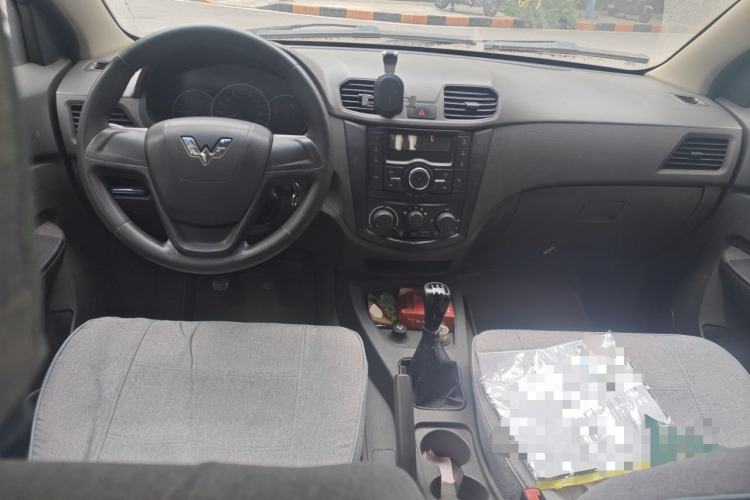 Used Wuling Hongguang 2014 1.5L S Standard Version Center Console