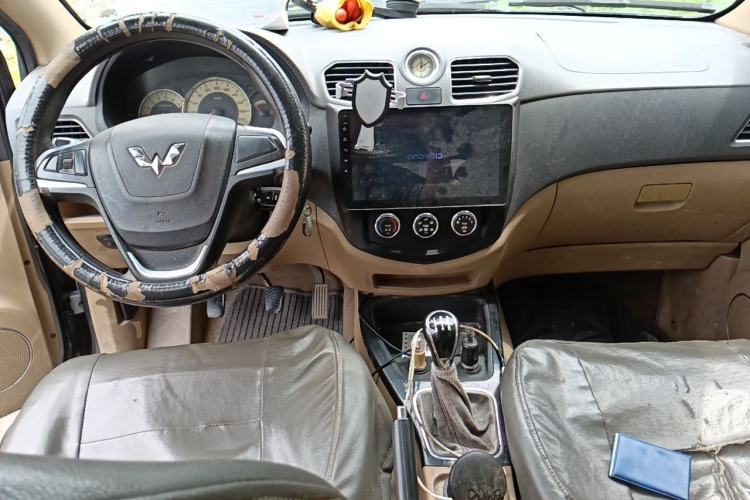 Used Wuling Hongguang 2014 1.5L S Luxury Model Center Console