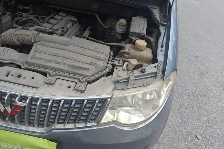 Used Wuling Hongguang 2014 1.5L S Standard Version Engine Bay Left