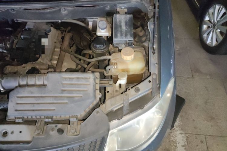Used Wuling Hongguang 2014 1.5L Base Version Engine Bay Left