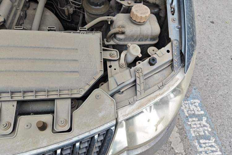 Used Wuling Hongguang 2014 1.2L Standard Model China IV Engine Bay Left
