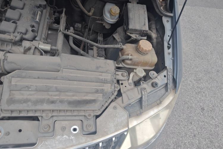 Used Wuling Hongguang 2014 1.5L S Standard Version Engine Bay Left