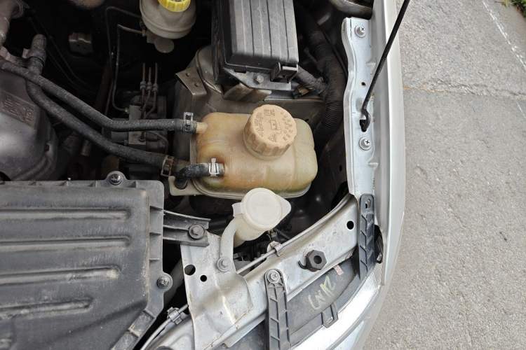 Used Wuling Hongguang 2014 1.5L S Standard Version Engine Bay Left