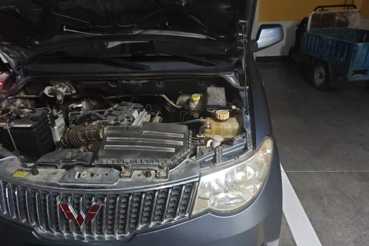 Used Wuling Hongguang 2014 1.5L Standard Version Engine Bay Left