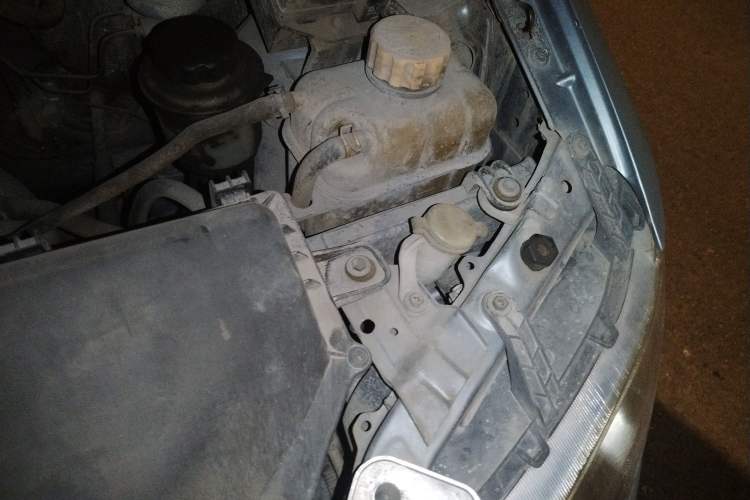 Used Wuling Hongguang 2014 1.2L Standard Model China IV Engine Bay Left