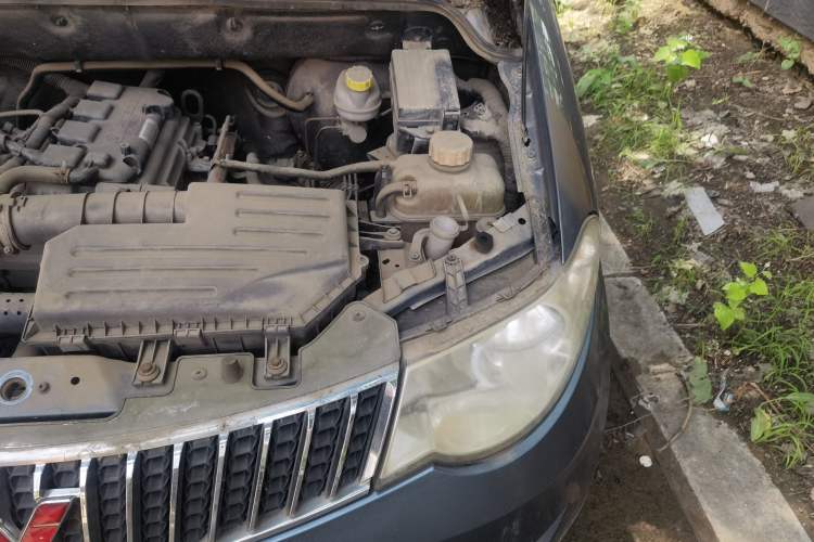 Used Wuling Hongguang 2014 1.5L Standard Version Engine Bay Left