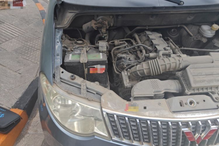Used Wuling Hongguang 2014 1.5L S Standard Version Engine Bay Right