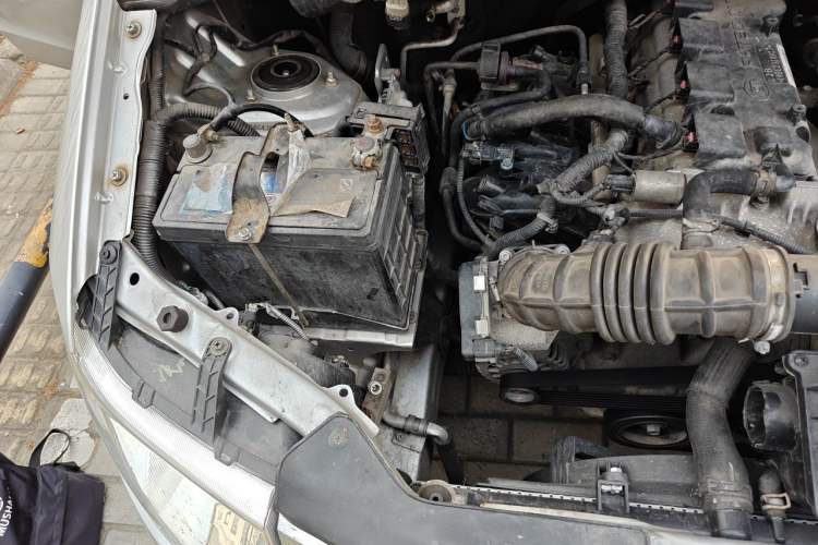 Used Wuling Hongguang 2014 1.5L S Standard Version Engine Bay Right